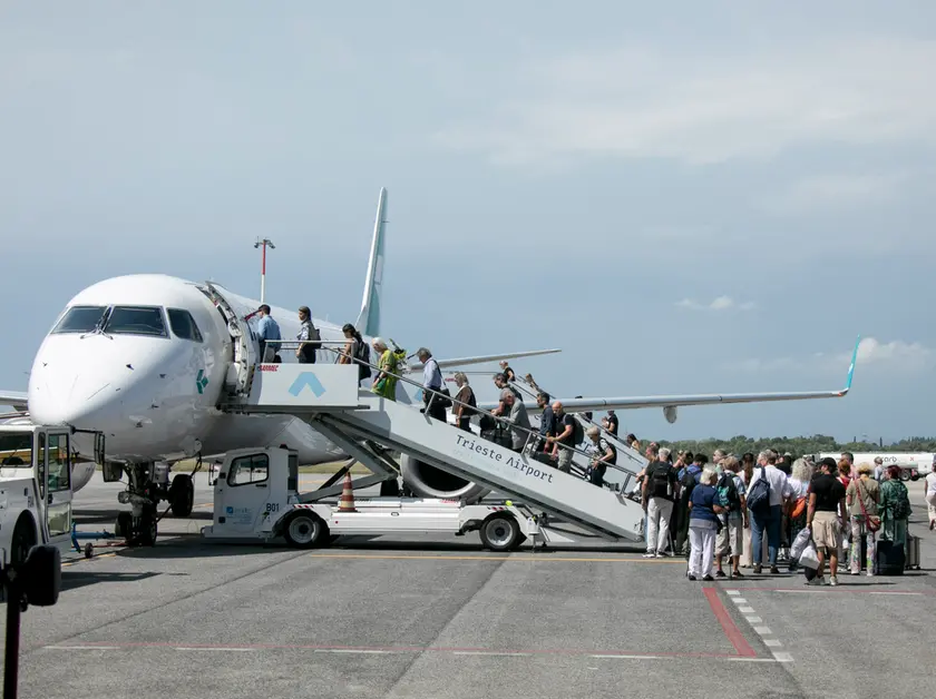 Passeggeri si imbarcano su un volo in partenza da Trieste Airport