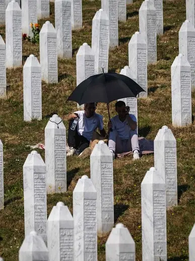Al Memoriale di Srebrenica, sotto il sole cocente