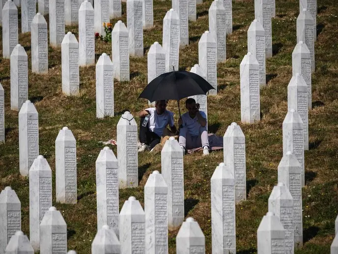 Al Memoriale di Srebrenica, sotto il sole cocente
