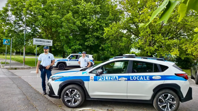 Una pattuglia della Polizia locale a Ronchi dei Legionari
