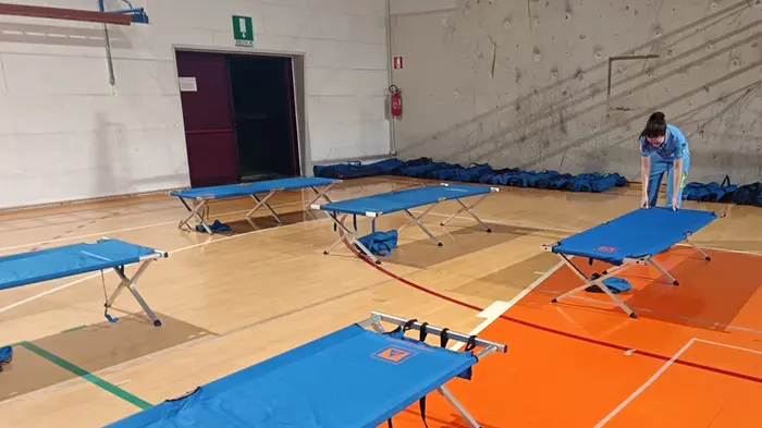 La palestra di Tolmezzo pronta per accogliere gli eventuali sfollati dagli incendi