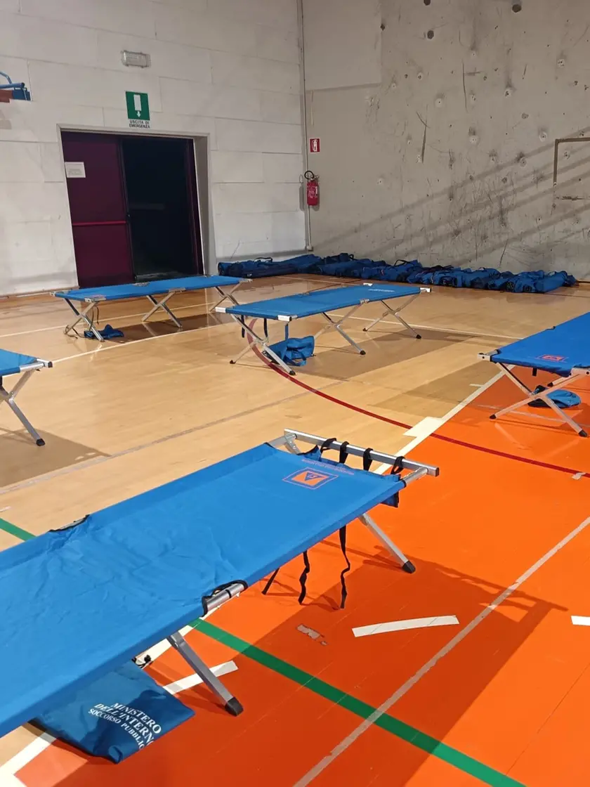 La palestra di Tolmezzo pronta per accogliere gli eventuali sfollati dagli incendi