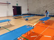 La palestra di Tolmezzo pronta per accogliere gli eventuali sfollati dagli incendi