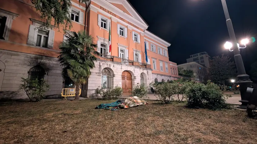 L'accampamento notturno davanti alla Prefettura di Gorizia (Tibaldi)