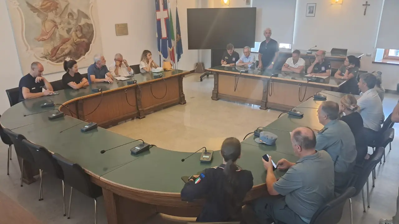 Il punto in Comune a Tolmezzo per la situazione incendi (Foto Di Bernardo/Petrussi)