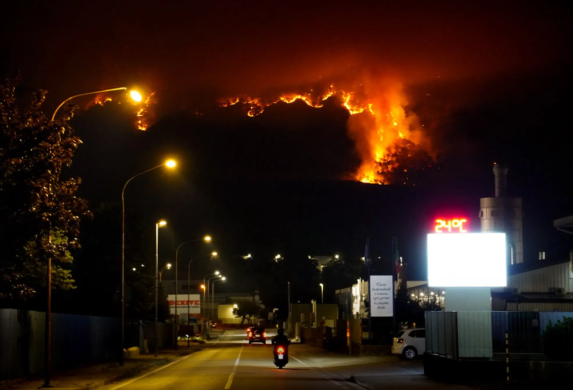 Il fuoco nella notte, il fumo di giorno. L’Amariana e l’Amarianute continuano a bruciare mentre Vigili del fuoco, Protezione civile, volontari e mezzi aerei lavorano senza sosta per contenere gli incendi. Le immagini che ci stanno arrivando in redazione, sono centinaia quelle dei lettori, raccontano ore difficili per la Carnia: boschi in fiamme, versanti coperti dal fumo e lo sguardo di chi, da valle, continua a seguire l’avanzata del fuoco.