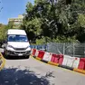 Il mini bus della linea 33 sul ponte di Campanelle Foto Lasorte
