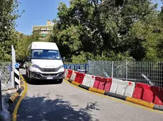 Il mini bus della linea 33 sul ponte di Campanelle Foto Lasorte
