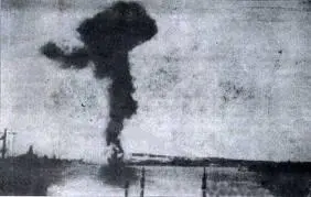 La colonna di fumo che si alza dalla spiaggia di Vergarolla al momento della strage