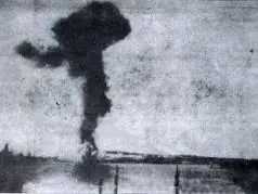 La colonna di fumo che si alza dalla spiaggia di Vergarolla al momento della strage