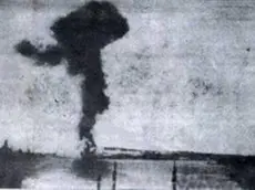 La colonna di fumo che si alza dalla spiaggia di Vergarolla al momento della strage