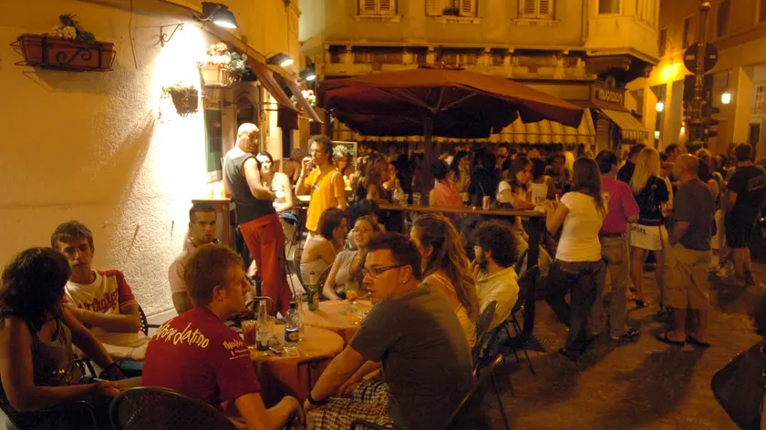I tavolini all'esterno di un bar in centro (Foto Bruni)