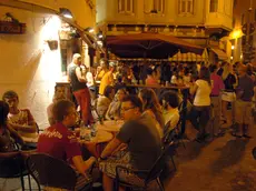 I tavolini all'esterno di un bar in centro (Foto Bruni)