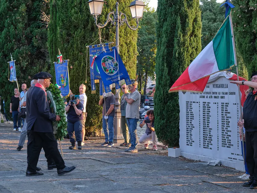 La stele sul colle di San Giusto che ricorda le vittime della strage (Silvano)