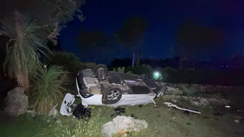 L'Audi A4 cappottata nel giardino della villetta di Duino