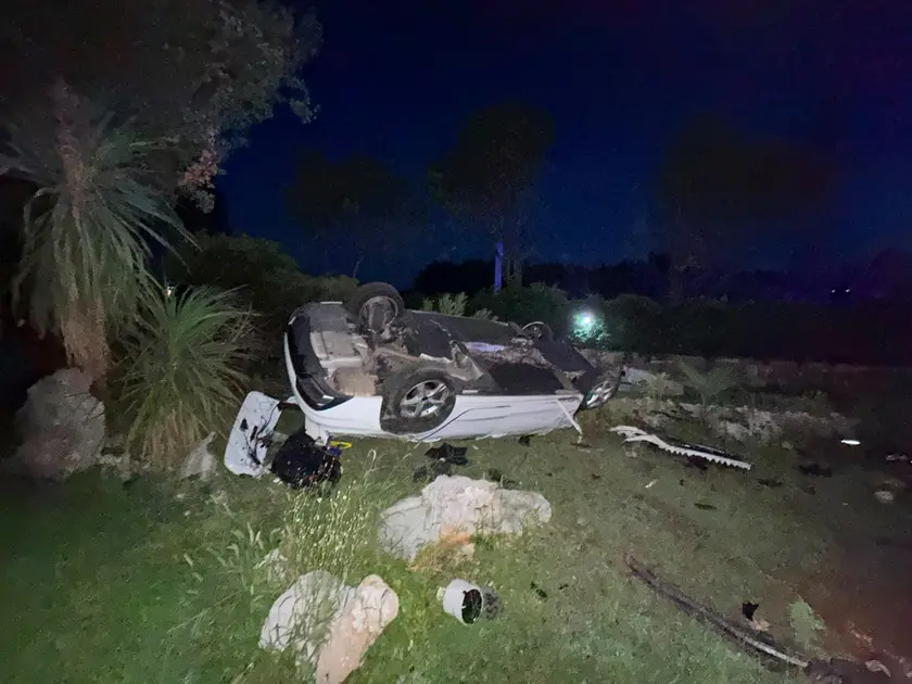 L'Audi A4 cappottata nel giardino della villetta di Duino