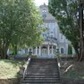A sinistra Villa Necker, sopra dettagli del parco tra via dell’Università, via Belpoggio e viale Terza Armata Foto Silvano