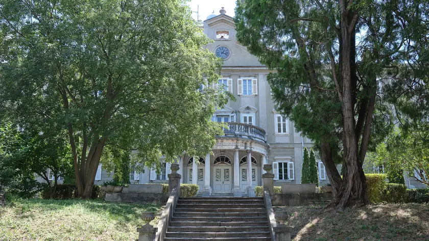 A sinistra Villa Necker, sopra dettagli del parco tra via dell’Università, via Belpoggio e viale Terza Armata Foto Silvano