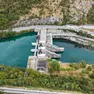 La diga di Salcano in Slovenia, è possibile vedere il dislivello dell'acqua: a destra, verso l'Italia, ce n'è di meno. Foto Tibaldi