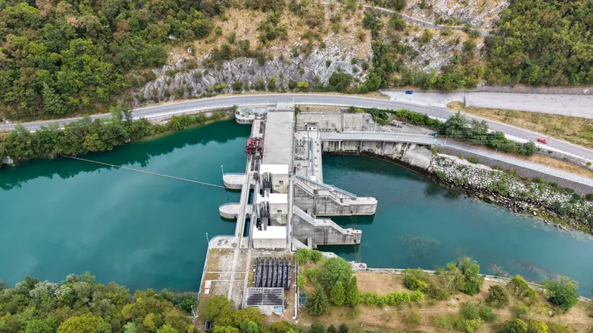 La diga di Salcano in Slovenia, è possibile vedere il dislivello dell'acqua: a destra, verso l'Italia, ce n'è di meno. Foto Tibaldi