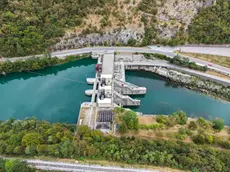La diga di Salcano in Slovenia, è possibile vedere il dislivello dell'acqua: a destra, verso l'Italia, ce n'è di meno. Foto Tibaldi