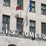 La facciata dell'Università di Trieste diventa l'ingresso del liceo Omero della fiction Nemo. Foto Lasorte