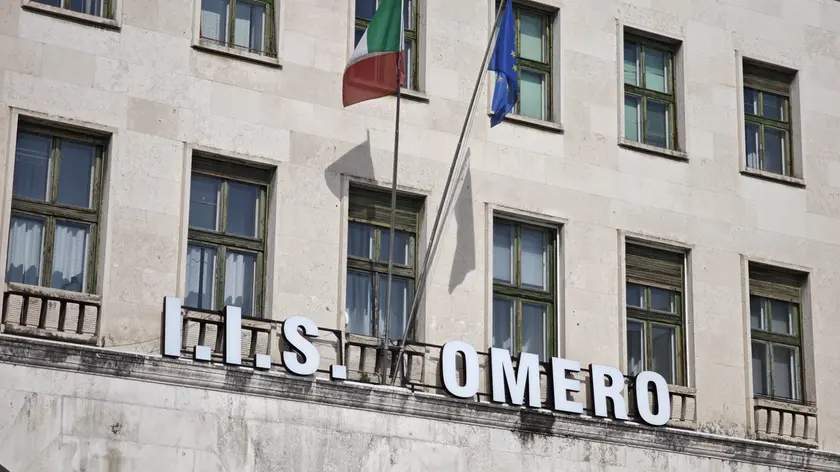 La facciata dell'Università di Trieste diventa l'ingresso del liceo Omero della fiction Nemo. Foto Lasorte