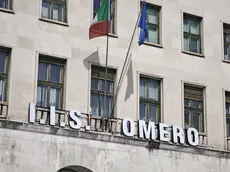La facciata dell'Università di Trieste diventa l'ingresso del liceo Omero della fiction Nemo. Foto Lasorte