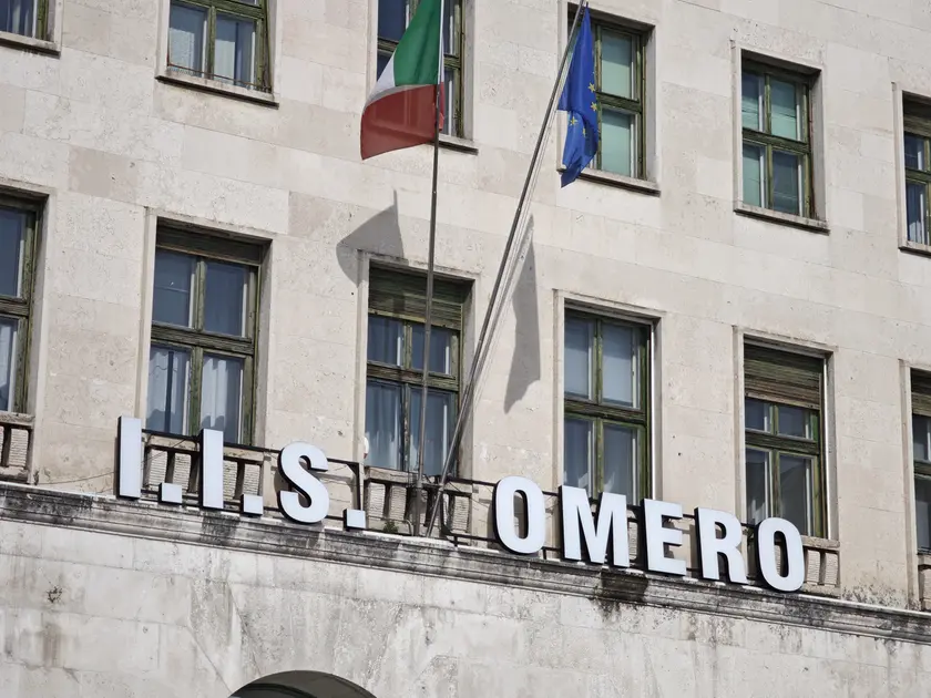La facciata dell'Università di Trieste diventa l'ingresso del liceo Omero della fiction Nemo. Foto Lasorte