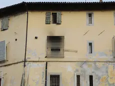 La finestra annerita del carcere di Pordenone