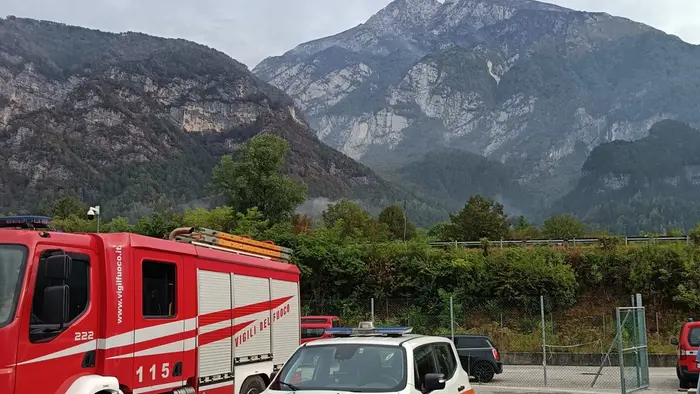 La pioggia ha fermato l'avanzata degli incendi in Carnia
