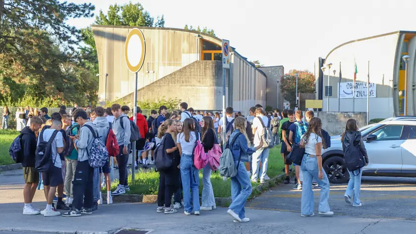 Studenti in attesa del bus Apt a Gorizia. Foto Tibaldi