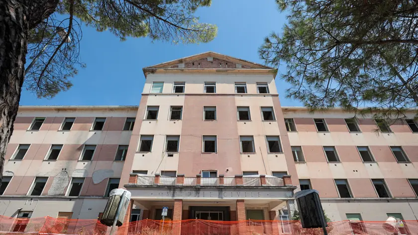 Il cantiere per la demolizione dell'ex ospedale civile di Gorizia. Foto Tibaldi