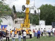 I componenti da 75 tonnellate calati dal tetto: ad Aviano prende forma la nuova Protonterapia