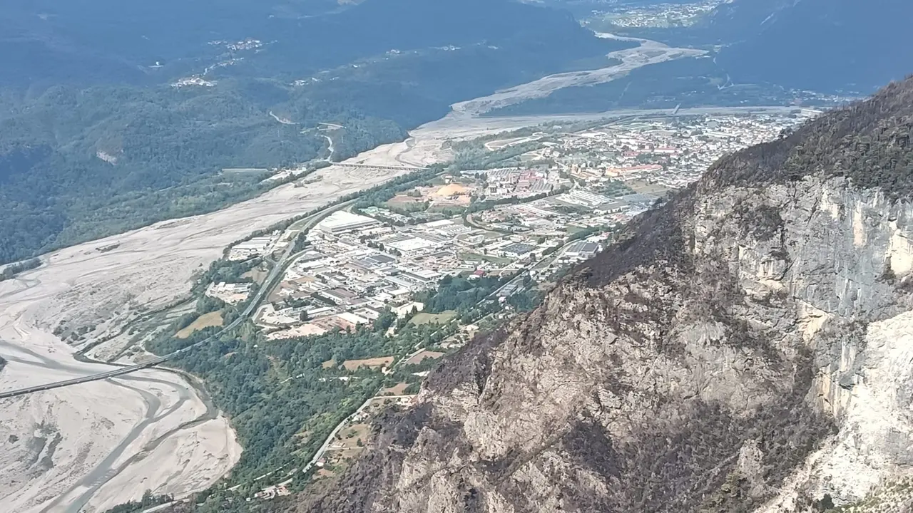 Monte Amariana, il sorvolo mostra la devastazione: il bosco bruciato è una grande macchia marrone
