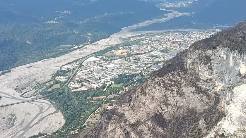 Monte Amariana, il sorvolo mostra la devastazione: il bosco bruciato è una grande macchia marrone
