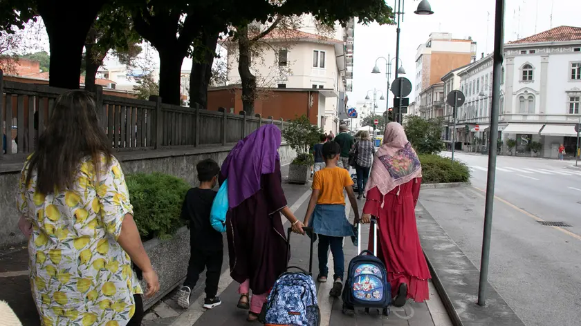 Gli alunni della Duca d'Aosta vanno a scuola accompagnati. Foto Bonaventura