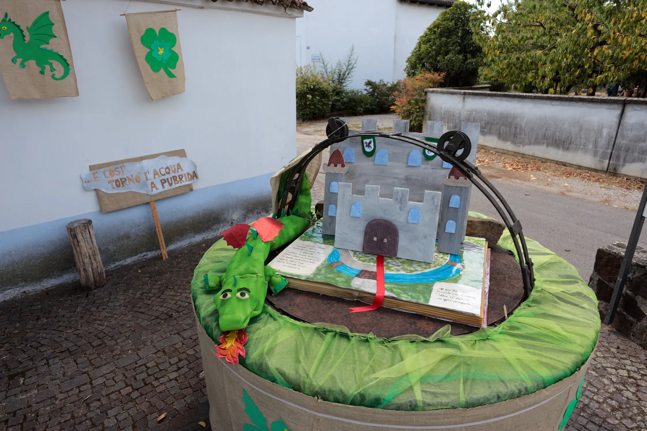 La decorazione di uno dei pozzi in competizione al Torneo dei Borghi. Foto Tibaldi