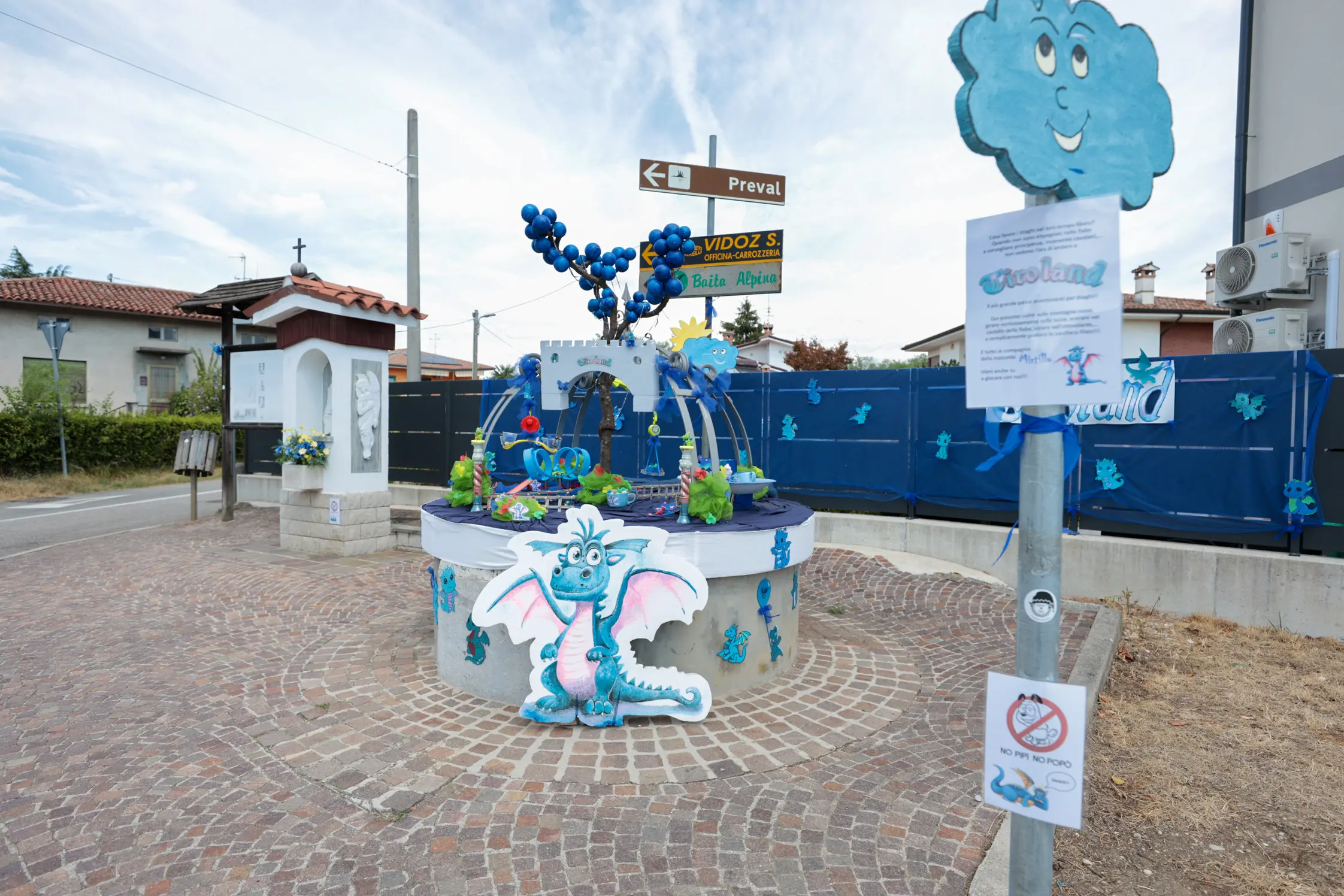 Uno dei pozzi in competizione per il Torneo dei Borghi decorato a tema draghi. Foto Tibaldi