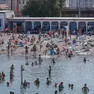 I bagnanti nell'acqua antistante lo storico stabilimento