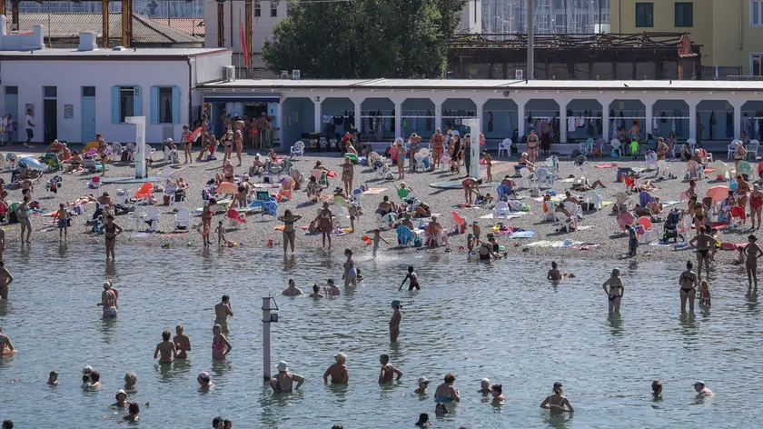 I bagnanti nell'acqua antistante lo storico stabilimento