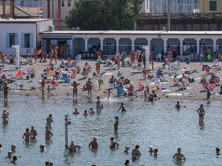 I bagnanti nell'acqua antistante lo storico stabilimento