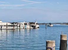 Il motoscafo abbandonato che sta piano piano affondando al pontile di riva Bioni