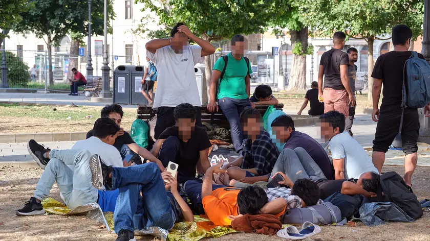 I migranti in piazza Libertà. Foto Silvano