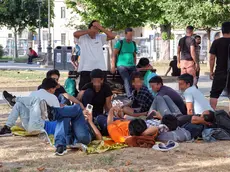 I migranti in piazza Libertà. Foto Silvano