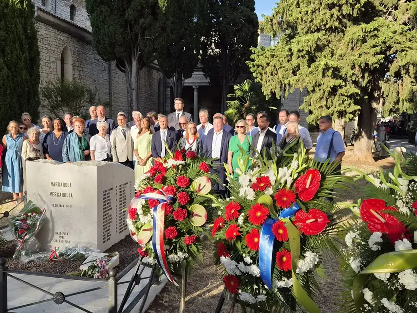 La commemorazione dell'eccidio di Vergarolla a Pola, presenti le autorità italiane e locali