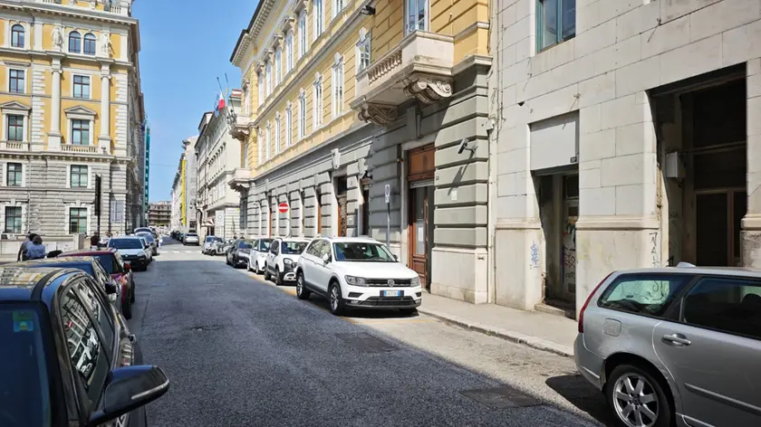 La rapina è avvenuta in Via Galatti, all'angolo con piazza Vittorio Veneto. Foto Lasorte