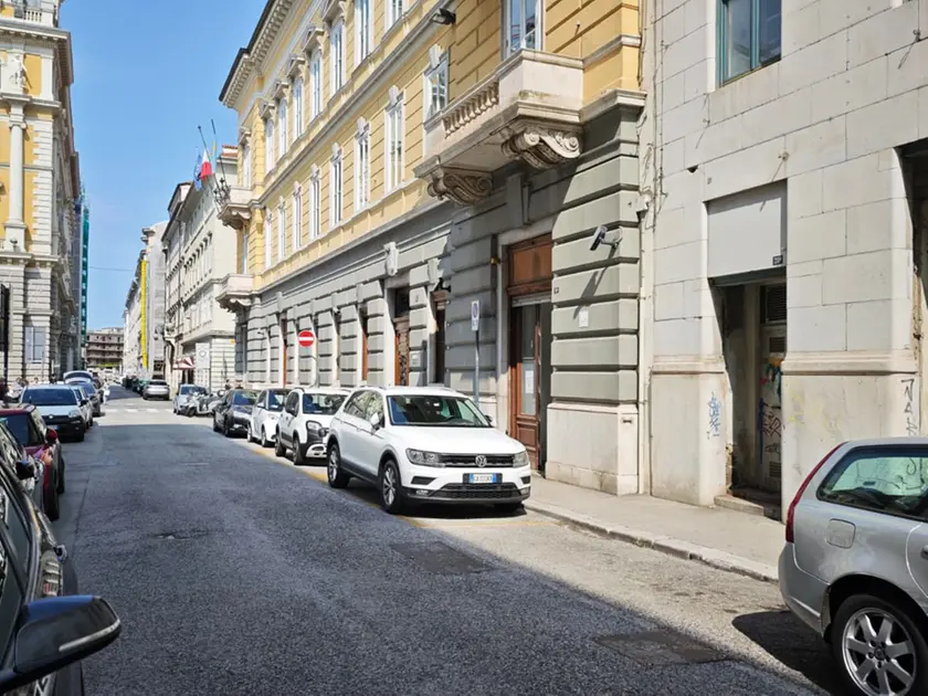 La rapina è avvenuta in Via Galatti, all'angolo con piazza Vittorio Veneto. Foto Lasorte