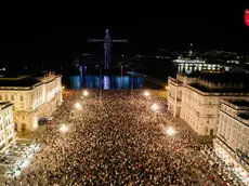 Piazza Unità ripresa dall’alto durante lo spettacolo con i droni (la foto è del Comune di Trieste)