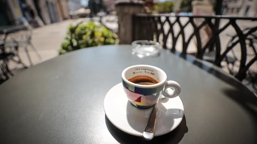 Una tazzina di caffè su un tavolino di un bar del centro (Tibaldi)